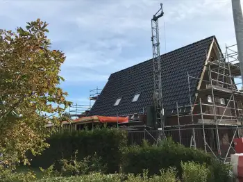 Voor groenewold bouw in nieuw buinen dakpannen gelegd en een indak systeem voor de zonnepanelen.