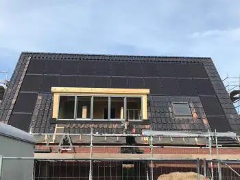 Voor groenewold bouw in nieuw buinen dakpannen gelegd en een indak systeem voor de zonnepanelen.