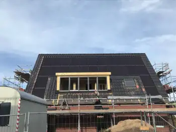 Voor groenewold bouw in nieuw buinen dakpannen gelegd en een indak systeem voor de zonnepanelen.