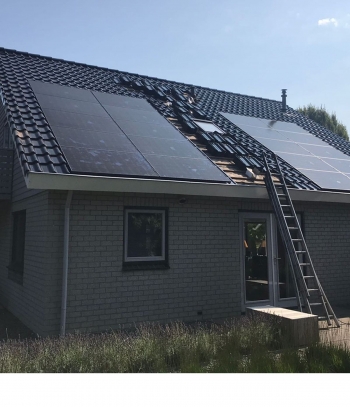 Dakpannen vervangen en indaksysteem zonnepanelen geplaatst in Klijndijk Dakpannen vervangen en indaksysteem zonnepanelen geplaatst in Klijndijk