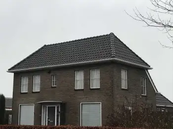 Nieuw weerdinge nieuwe pannen de Madura leikleur en een nieuw dakkapel geplaatst