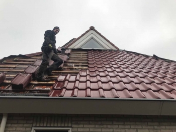 Roben Flandern plus dakpannen leggen in oude pekela Roben Flandern plus dakpannen leggen in oude pekela
