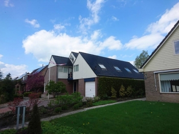 In Roden dakpannen vervangen vrijstaande woning met de F-12-U-serie van Nelskamp In Roden dakpannen vervangen vrijstaande woning met de F-12-U-serie van Nelskamp