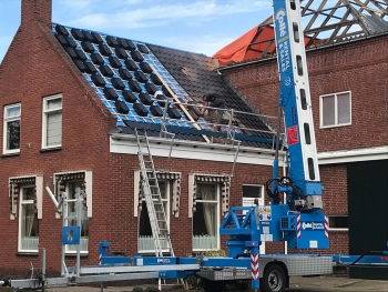 Ter maars boerderijdak voorzien van nieuwe etherniet golfplaten en nelskamp f 12 dakpannen Ter maars boerderijdak voorzien van nieuwe etherniet golfplaten en nelskamp f 12 dakpannen