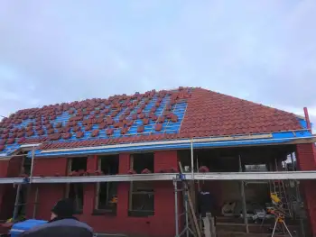 In Veele Oude Holle 451 vieilli rode dakpannen van Koramic gelegd