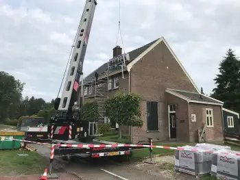 Monier blauw gesmoorde dakpannen leggen in Veenhuizen