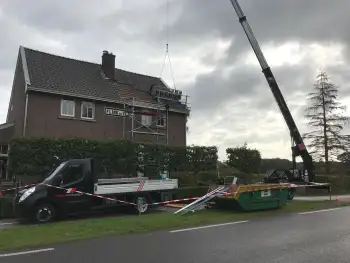 Monier blauw gesmoorde dakpannen leggen in Veenhuizen