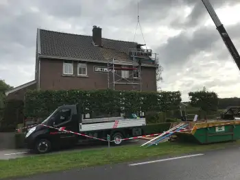 Monier blauw gesmoorde dakpannen leggen in Veenhuizen