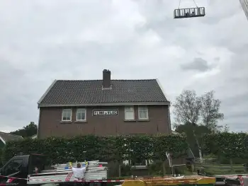 Monier blauw gesmoorde dakpannen leggen in Veenhuizen