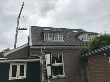 Monier blauw gesmoorde dakpannen leggen in Veenhuizen