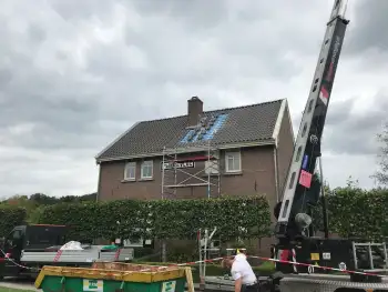 Monier blauw gesmoorde dakpannen leggen in Veenhuizen