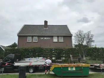 Monier blauw gesmoorde dakpannen leggen in Veenhuizen