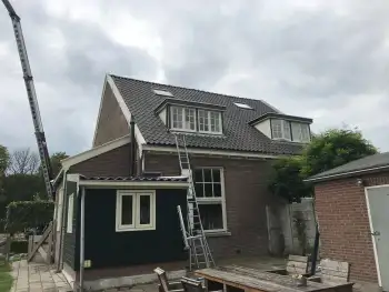 Monier blauw gesmoorde dakpannen leggen in Veenhuizen