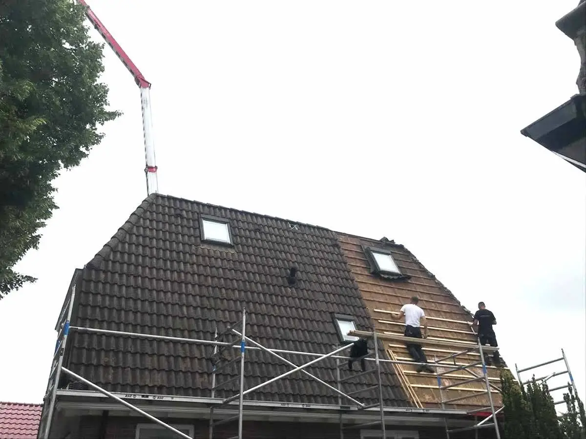 Nieuw dak met Wienerberger Madura wijnrood verglaasde dakpannen in Oude Pekla