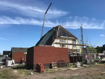 In Winschoten voor Hofstra Hulshof Bouw F-8,5 dakpannen van Nelskamp gelegd.