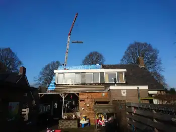 Nieuwe dakpannen op een woonhuis in Tynarlo gelegd.