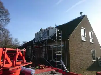 Nieuwe dakpannen op een woonhuis in Tynarlo gelegd.