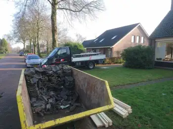 Nieuwe dakpannen op een woonhuis in Tynarlo gelegd.