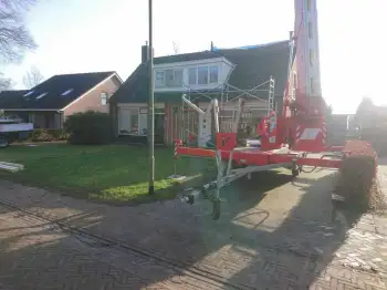 Nieuwe dakpannen op een woonhuis in Tynarlo gelegd.