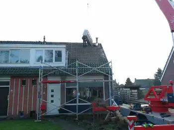 Nieuwe dakpannen op een woonhuis in Tynarlo gelegd.