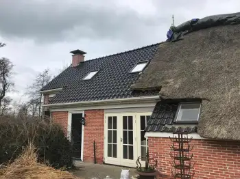 In Midwolde nieuwe koramic vhv zwart verglaasde dakpannen gelegd.