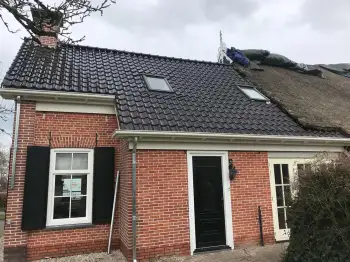 In Midwolde nieuwe koramic vhv zwart verglaasde dakpannen gelegd.