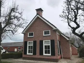 In Midwolde nieuwe koramic vhv zwart verglaasde dakpannen gelegd.