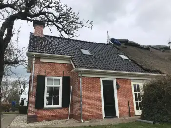 In Midwolde nieuwe koramic vhv zwart verglaasde dakpannen gelegd.