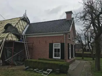 In Midwolde nieuwe koramic vhv zwart verglaasde dakpannen gelegd.