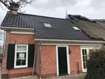In Midwolde nieuwe koramic vhv zwart verglaasde dakpannen gelegd. In Midwolde nieuwe koramic vhv zwart verglaasde dakpannen gelegd.