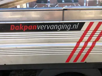 In Assen dak voorzien van folie en Nelskamp f10u zwarte dakpan