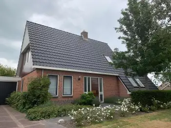 Nieuwe Nelskamp F12 dakpannen gelegd op woning in Kollum