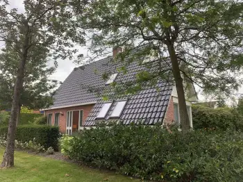 Nieuwe Nelskamp F12 dakpannen gelegd op woning in Kollum