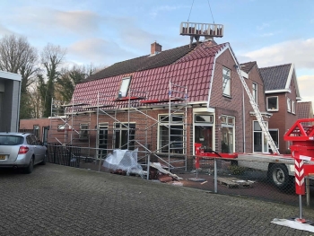 In Muntendam Nelskamp F12 dakpannen op een gebrokendak gelegd. In Muntendam Nelskamp F12 dakpannen gelegd plus kunststof windveren geplaatst