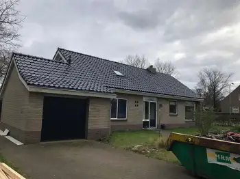 Nieuwe dakpannen voor semi-bungalow in Rolde