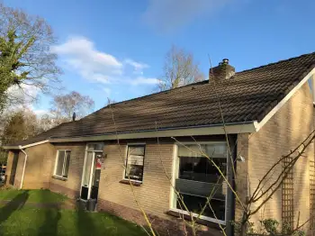 Nieuwe dakpannen voor semi-bungalow in Rolde