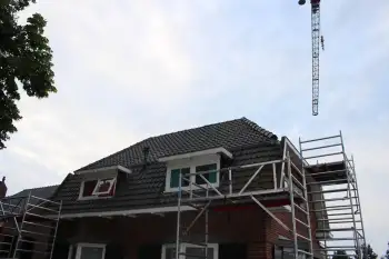 Koramic stormpanen leggen op jaren 30 woning in Stadskanaal