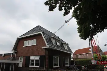 Koramic stormpanen leggen op jaren 30 woning in Stadskanaal