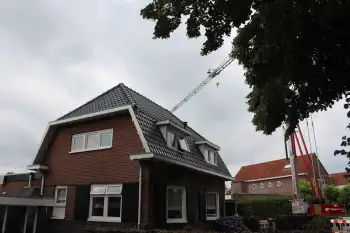 Koramic stormpanen leggen op jaren 30 woning in Stadskanaal