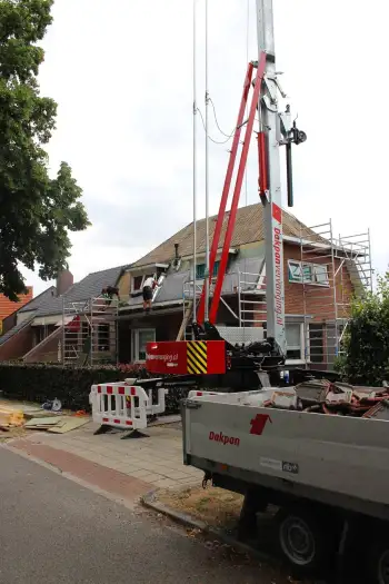 Koramic stormpanen leggen op jaren 30 woning in Stadskanaal