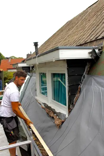 Koramic stormpanen leggen op jaren 30 woning in Stadskanaal