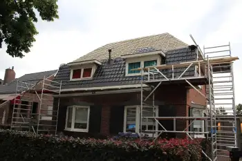 Koramic stormpanen leggen op jaren 30 woning in Stadskanaal