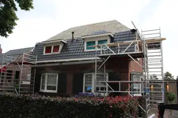 Koramic stormpanen leggen op jaren 30 woning in Stadskanaal