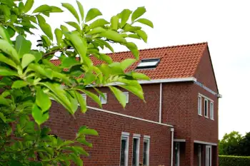 Koramic stormpanen leggen op jaren 30 woning in Stadskanaal