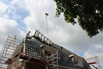 Koramic stormpanen leggen op jaren 30 woning in Stadskanaal