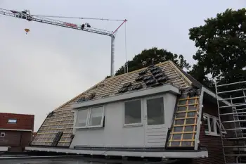 Koramic stormpanen leggen op jaren 30 woning in Stadskanaal