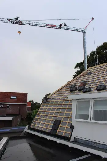 Koramic stormpanen leggen op jaren 30 woning in Stadskanaal