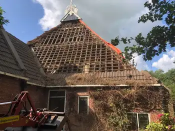 Dakpannen vervangen Friesland - In Stiens een rieten dak vervangen voor Nelskamp f8 (1/2) dakpannen