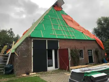 Dakpannen vervangen Friesland - In Stiens een rieten dak vervangen voor Nelskamp f8 (1/2) dakpannen