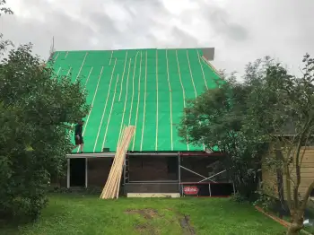 Dakpannen vervangen Friesland - In Stiens een rieten dak vervangen voor Nelskamp f8 (1/2) dakpannen